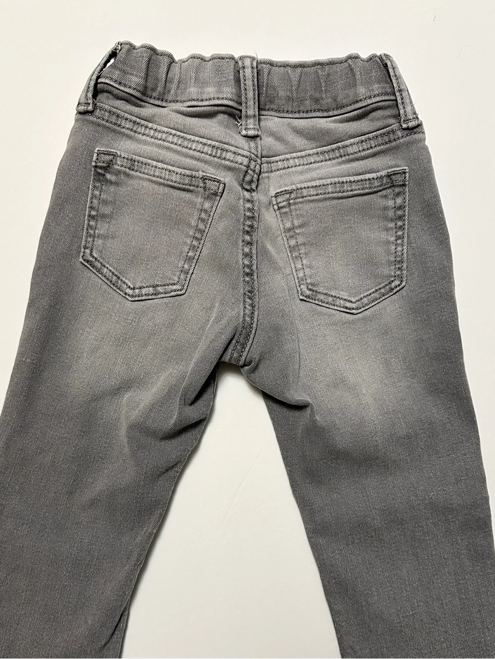 Old Navy boys 360 stretch jeans in gray. Size 5 Slim.
